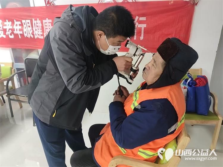 介休市敬老协会组织志愿者2025年11月19日在介休市西关街道金融路社区为社区所有老人爱心理发义诊 - 第13张