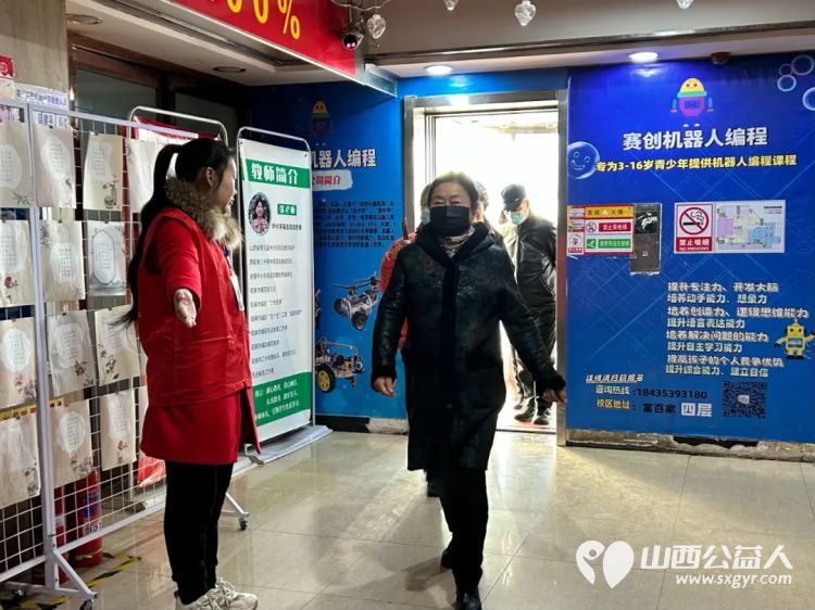 阳泉市义工联合会携阳泉九达国际影城联合邀请97位老人免费观看了热播电影《震耳欲聋》用关爱赢得老人的快乐 - 第2张