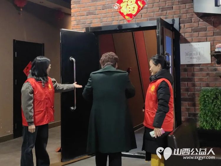 阳泉市义工联合会携阳泉九达国际影城联合邀请97位老人免费观看了热播电影《震耳欲聋》用关爱赢得老人的快乐 - 第8张