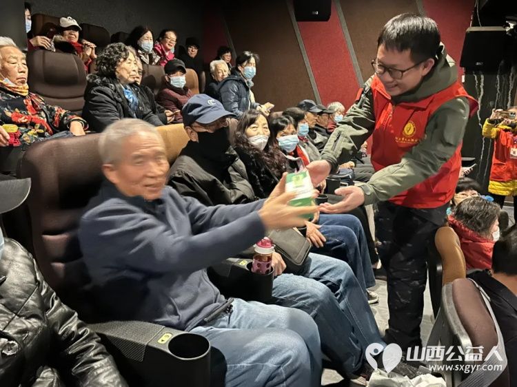 阳泉市义工联合会携阳泉九达国际影城联合邀请97位老人免费观看了热播电影《震耳欲聋》用关爱赢得老人的快乐 - 第10张