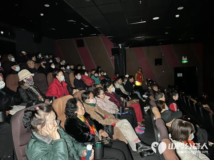 阳泉市义工联合会携阳泉九达国际影城联合邀请97位老人免费观看了热播电影《震耳欲聋》用关爱赢得老人的快乐 - 第11张