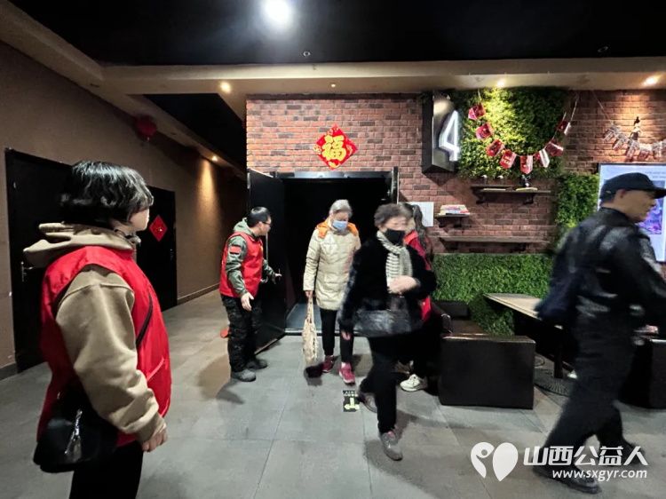 阳泉市义工联合会携阳泉九达国际影城联合邀请97位老人免费观看了热播电影《震耳欲聋》用关爱赢得老人的快乐 - 第14张