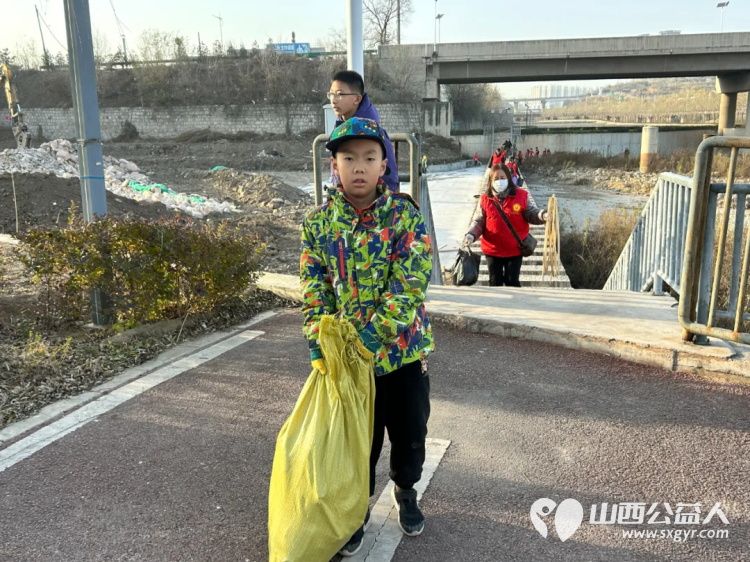 保护母亲河阳泉义工在行动 2025年11月阳泉市义工联合会组织24名义工和民间巡河员保护母亲河巡河净滩活动在白羊墅湿地公园开展 - 第22张