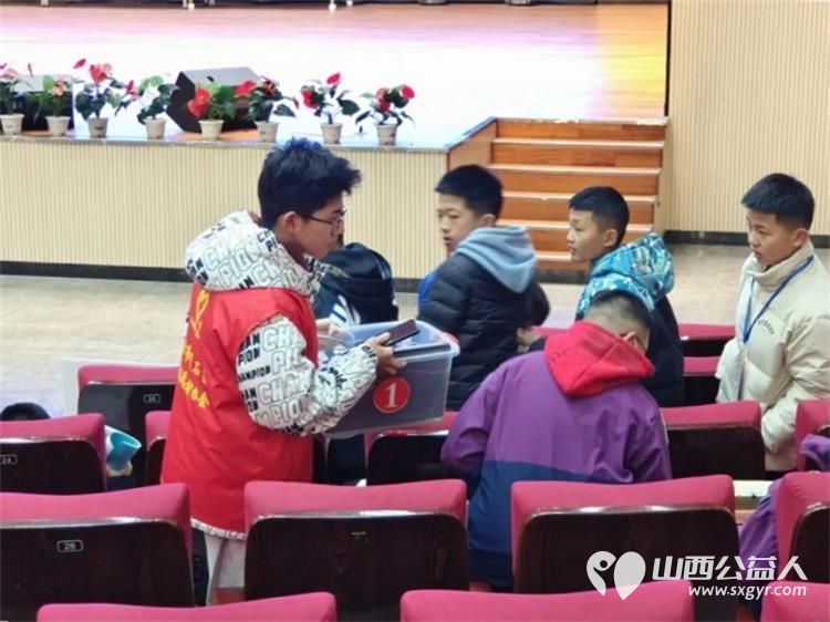 青春志愿力量助力科技创新梦想----吕梁市离石区青年志愿者协会志愿者服务吕梁市第一届青少年科技创新大赛圆满成功 - 第5张