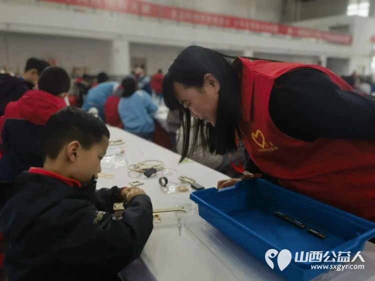 青春志愿力量助力科技创新梦想----吕梁市离石区青年志愿者协会志愿者服务吕梁市第一届青少年科技创新大赛圆满成功 - 第10张