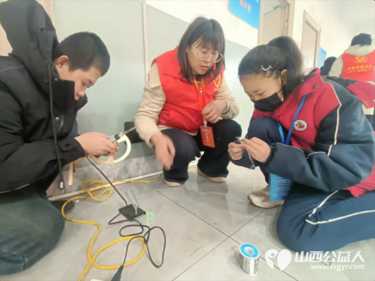青春志愿力量助力科技创新梦想----吕梁市离石区青年志愿者协会志愿者服务吕梁市第一届青少年科技创新大赛圆满成功 - 第16张