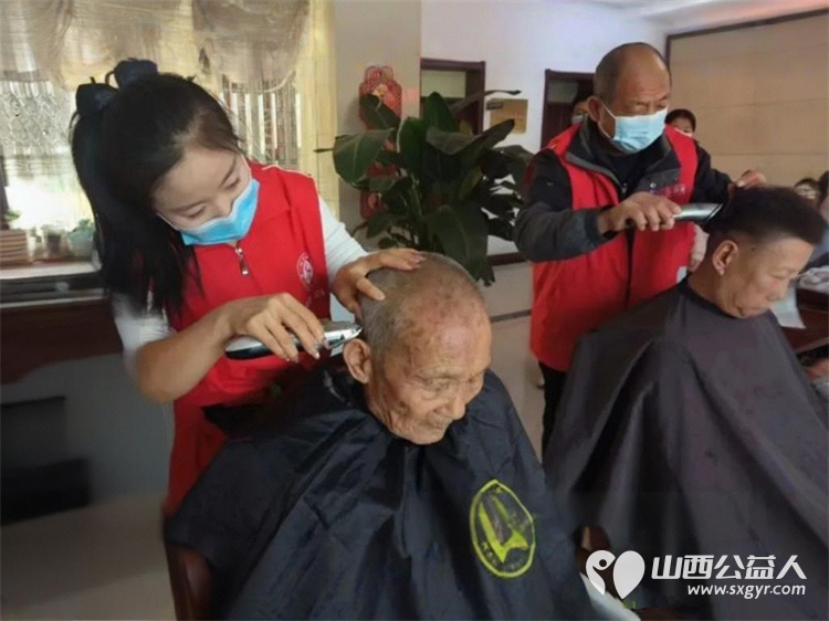 爱心陪伴暖冬日 盐湖区志愿者协会走进仁德养护院给老人们理发唱歌除了理发和文艺表演志愿者们更注重的是情感的陪伴 - 第3张