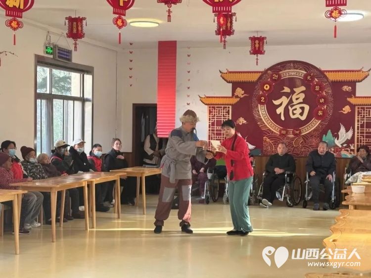 爱心陪伴暖冬日 盐湖区志愿者协会走进仁德养护院给老人们理发唱歌除了理发和文艺表演志愿者们更注重的是情感的陪伴 - 第5张