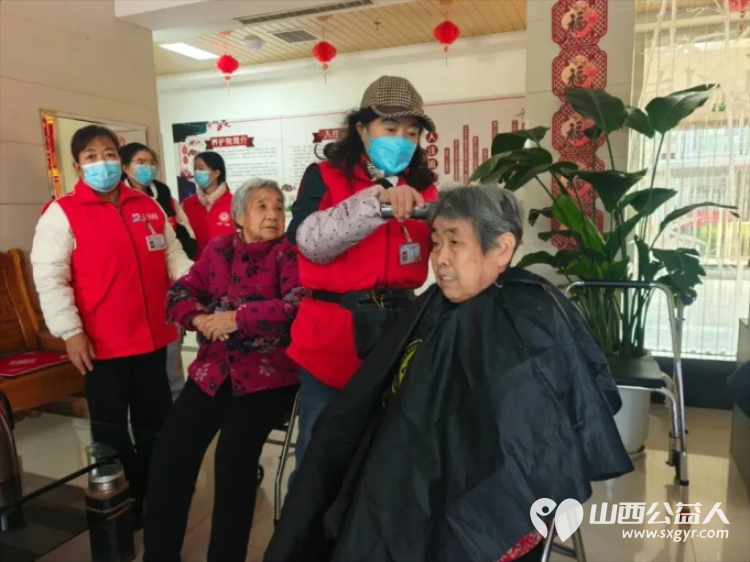 爱心陪伴暖冬日 盐湖区志愿者协会走进仁德养护院给老人们理发唱歌除了理发和文艺表演志愿者们更注重的是情感的陪伴 - 第2张