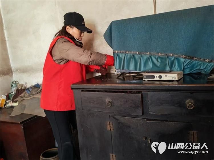 介休市敬老协会组织志愿者在连福镇东湖龙村入户85岁特困马成保老人家中为老人打扫室内外卫生理发做饭包饺子 - 第15张