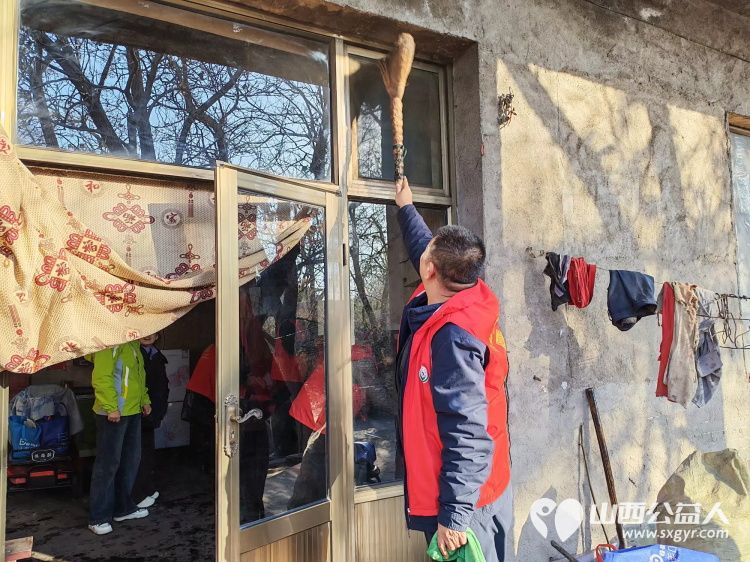 介休市敬老协会组织志愿者在连福镇东湖龙村入户85岁特困马成保老人家中为老人打扫室内外卫生理发做饭包饺子 - 第7张