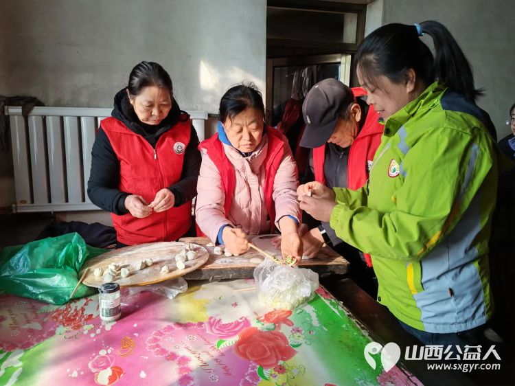 介休市敬老协会组织志愿者在连福镇东湖龙村入户85岁特困马成保老人家中为老人打扫室内外卫生理发做饭包饺子 - 第10张