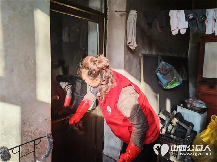 介休市敬老协会组织志愿者在连福镇东湖龙村入户85岁特困马成保老人家中为老人打扫室内外卫生理发做饭包饺子 - 第18张