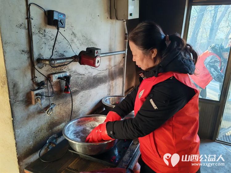 介休市敬老协会组织志愿者在连福镇东湖龙村入户85岁特困马成保老人家中为老人打扫室内外卫生理发做饭包饺子 - 第12张