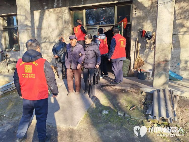 介休市敬老协会组织志愿者在连福镇东湖龙村入户85岁特困马成保老人家中为老人打扫室内外卫生理发做饭包饺子 - 第3张