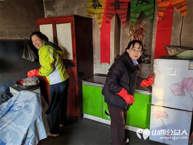 介休市敬老协会组织志愿者在连福镇东湖龙村入户85岁特困马成保老人家中为老人打扫室内外卫生理发做饭包饺子 - 第16张