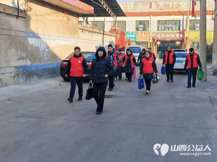 介休市敬老协会组织志愿者在连福镇东湖龙村入户85岁特困马成保老人家中为老人打扫室内外卫生理发做饭包饺子 - 第2张