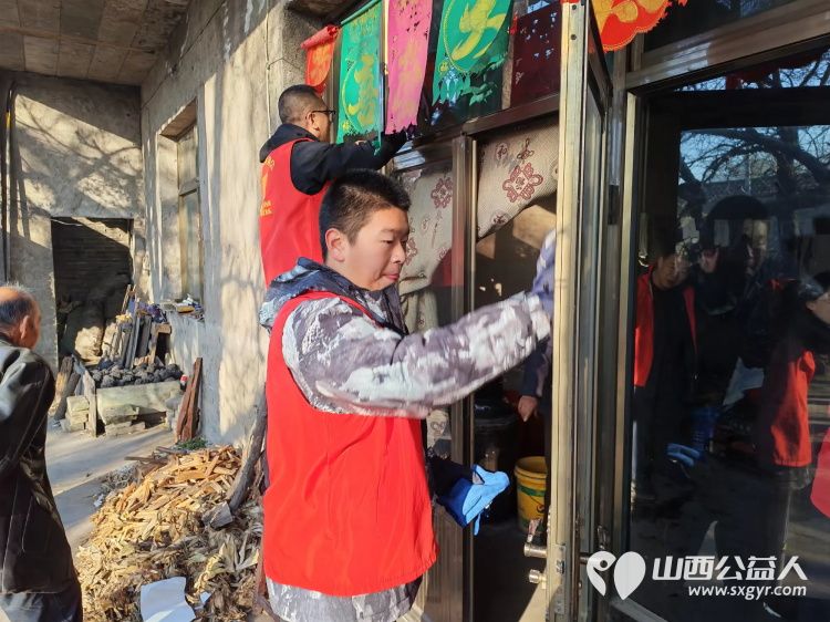 介休市敬老协会组织志愿者在连福镇东湖龙村入户85岁特困马成保老人家中为老人打扫室内外卫生理发做饭包饺子 - 第6张
