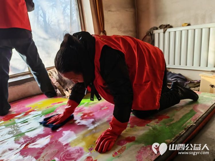 介休市敬老协会组织志愿者在连福镇东湖龙村入户85岁特困马成保老人家中为老人打扫室内外卫生理发做饭包饺子 - 第14张