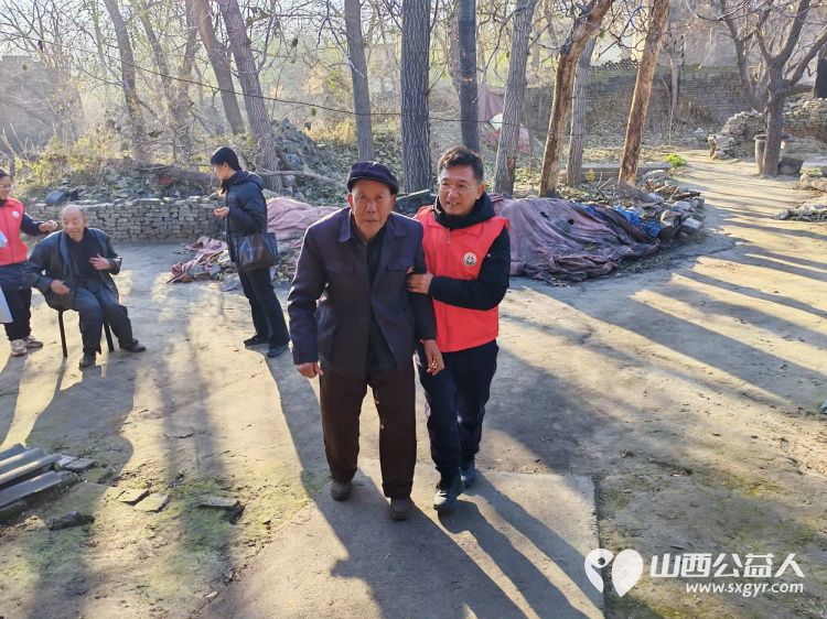 介休市敬老协会组织志愿者在连福镇东湖龙村入户85岁特困马成保老人家中为老人打扫室内外卫生理发做饭包饺子 - 第4张