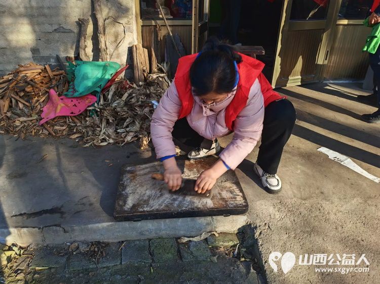 介休市敬老协会组织志愿者在连福镇东湖龙村入户85岁特困马成保老人家中为老人打扫室内外卫生理发做饭包饺子 - 第19张