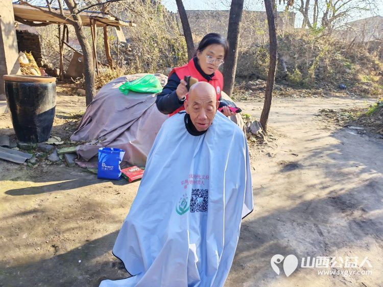 介休市敬老协会组织志愿者在连福镇东湖龙村入户85岁特困马成保老人家中为老人打扫室内外卫生理发做饭包饺子 - 第5张