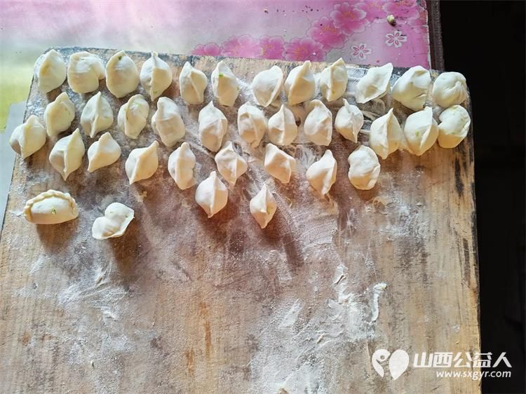 介休市敬老协会组织志愿者在连福镇东湖龙村入户85岁特困马成保老人家中为老人打扫室内外卫生理发做饭包饺子 - 第11张