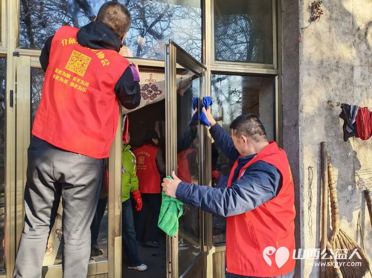 介休市敬老协会组织志愿者在连福镇东湖龙村入户85岁特困马成保老人家中为老人打扫室内外卫生理发做饭包饺子 - 第9张