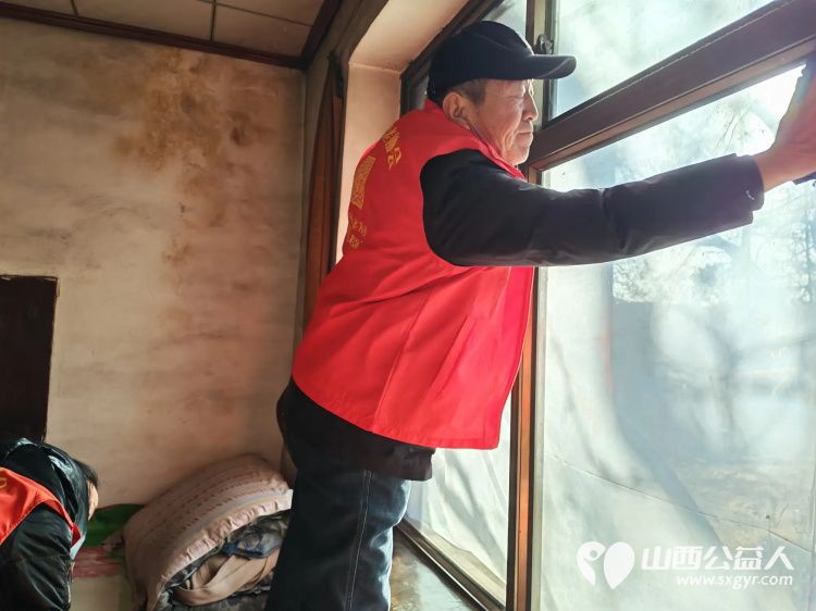 介休市敬老协会组织志愿者在连福镇东湖龙村入户85岁特困马成保老人家中为老人打扫室内外卫生理发做饭包饺子 - 第8张