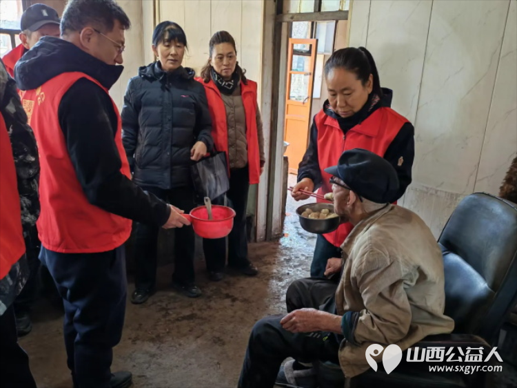 介休市敬老协会志愿者在连福镇东湖龙村入户83岁特困史保明老人家中为老人打扫室内外卫生理发洗漱剪指甲做饭包饺子 - 第17张