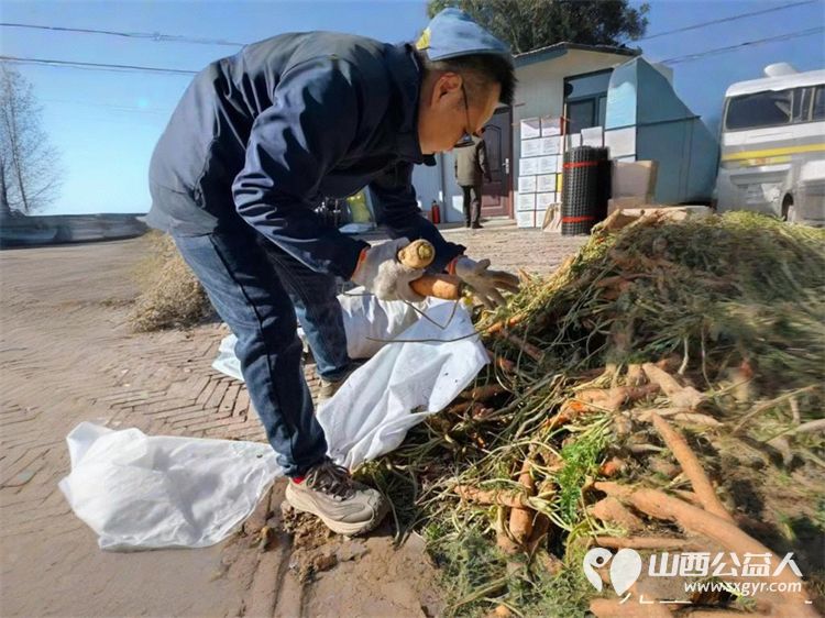 感恩长治市小雨点公益志愿者协会思源分会的李银生老师向雨花斋二部捐赠红萝卜善举 - 第1张