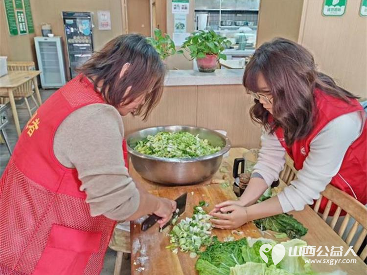 太原市杏花岭区杏花红志愿者服务中心联合中北大学仪器与电子学院青年志愿者服务队服务辖区老人 - 第9张