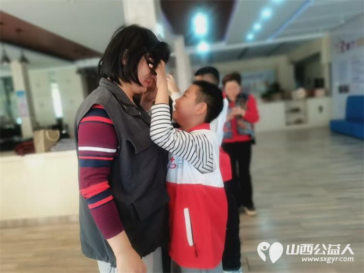 山西省红十字志愿中心组织红十字小小宣讲员亲子学习让我们身上充满闪闪发光的优秀品德 - 第2张 - 山西公益人 山西省红十字志愿中心组织红十字小小宣讲员亲子学习让我们身上充满闪闪发光的优秀品德 - 第2张