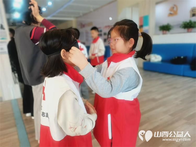 山西省红十字志愿中心组织红十字小小宣讲员亲子学习让我们身上充满闪闪发光的优秀品德 - 第1张 - 山西公益人 山西省红十字志愿中心组织红十字小小宣讲员亲子学习让我们身上充满闪闪发光的优秀品德 - 第1张