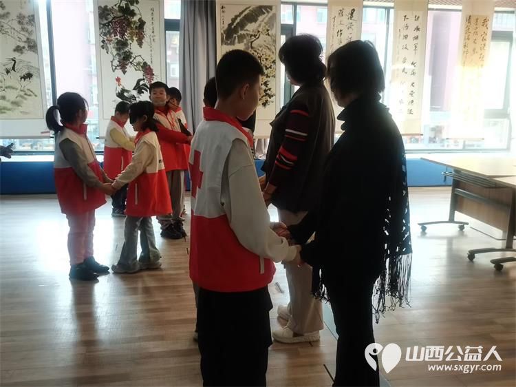 山西省红十字志愿中心组织红十字小小宣讲员亲子学习让我们身上充满闪闪发光的优秀品德 - 第3张 - 山西公益人 山西省红十字志愿中心组织红十字小小宣讲员亲子学习让我们身上充满闪闪发光的优秀品德 - 第3张