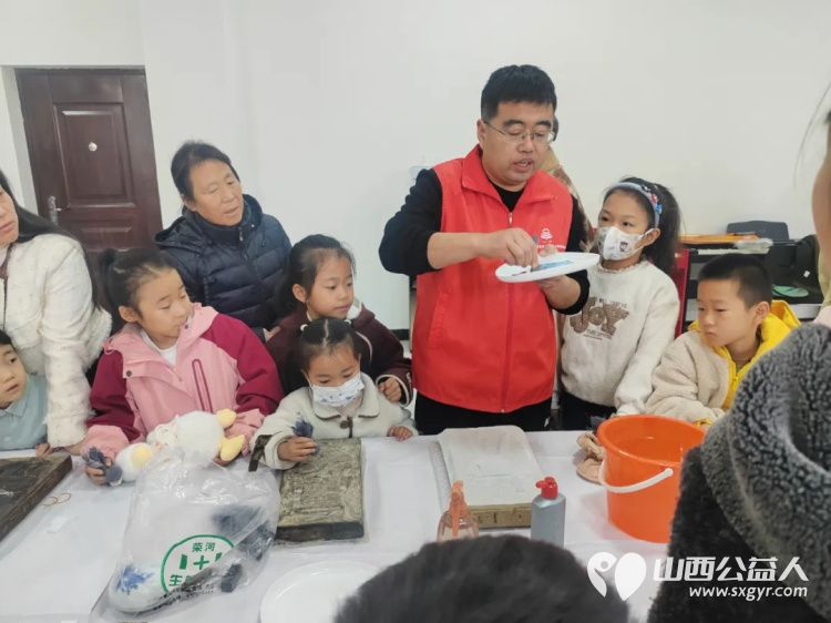 共青团伙伴计划“以印为媒 浸润童心”----运城市爱心驿站社会工作服务中心举办青少年非遗文化体验活动从非遗的智慧中汲取力量 - 第4张