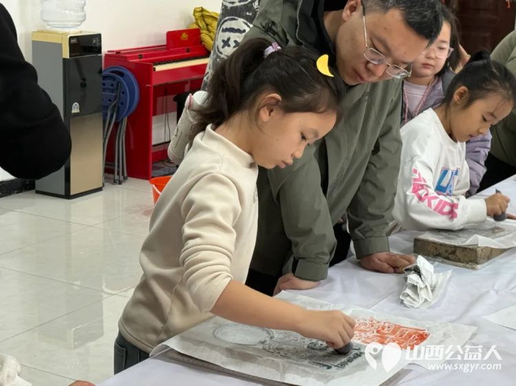 共青团伙伴计划“以印为媒 浸润童心”----运城市爱心驿站社会工作服务中心举办青少年非遗文化体验活动从非遗的智慧中汲取力量 - 第8张