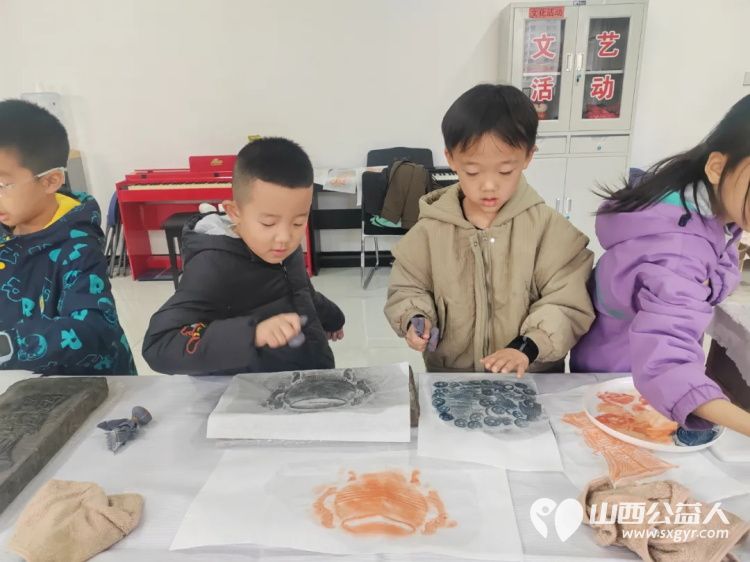 共青团伙伴计划“以印为媒 浸润童心”----运城市爱心驿站社会工作服务中心举办青少年非遗文化体验活动从非遗的智慧中汲取力量 - 第11张