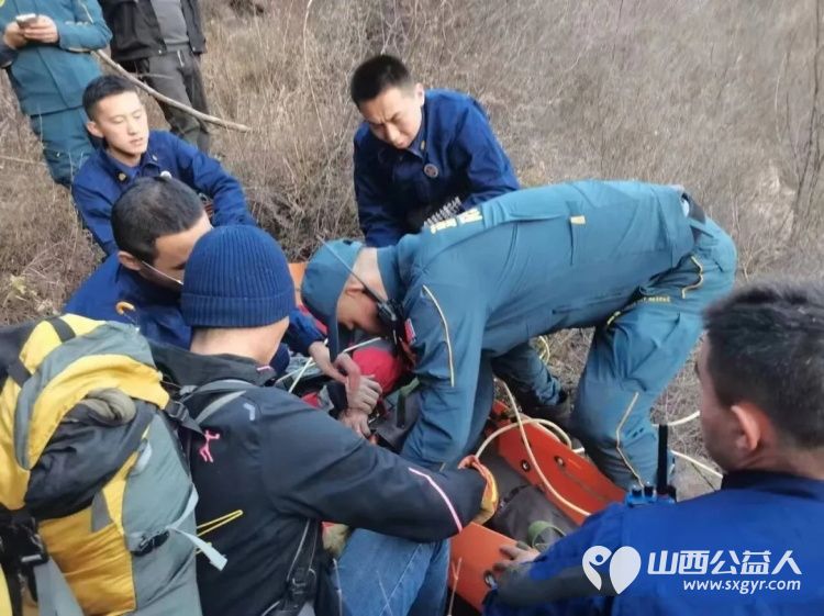 山野险情突现蓝天逆向冲锋----长治蓝天救援队参加拓路者联合太行户外公益净山活动与青龙峡救援坠落悬崖的登山者行动 - 第5张