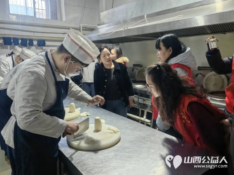 共青团伙伴计划--这个冬天因爱不再寒冷 吕梁市离石区青年志愿者协会联合尉汾路社区走进吕梁市特殊教育学校开展衣旧情深与爱同行冬日关怀活动 - 第14张