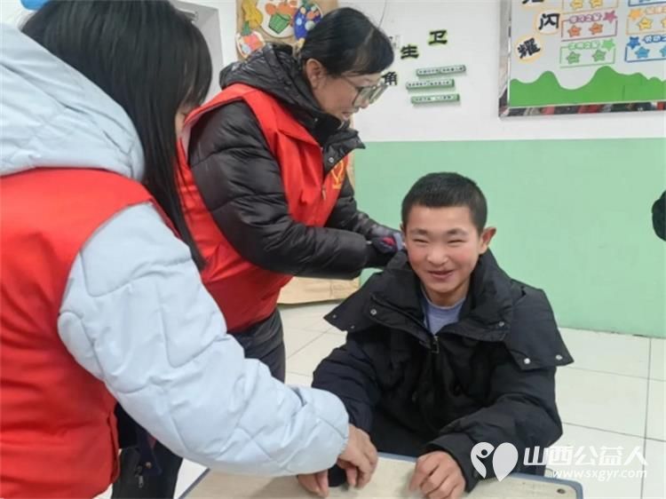 共青团伙伴计划--这个冬天因爱不再寒冷 吕梁市离石区青年志愿者协会联合尉汾路社区走进吕梁市特殊教育学校开展衣旧情深与爱同行冬日关怀活动 - 第9张