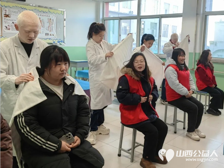 共青团伙伴计划--这个冬天因爱不再寒冷 吕梁市离石区青年志愿者协会联合尉汾路社区走进吕梁市特殊教育学校开展衣旧情深与爱同行冬日关怀活动 - 第15张