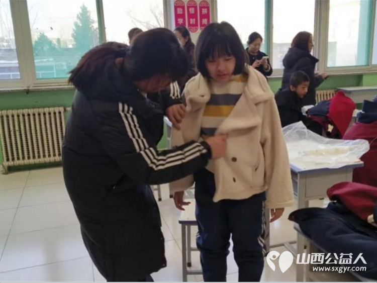 共青团伙伴计划--这个冬天因爱不再寒冷 吕梁市离石区青年志愿者协会联合尉汾路社区走进吕梁市特殊教育学校开展衣旧情深与爱同行冬日关怀活动 - 第4张