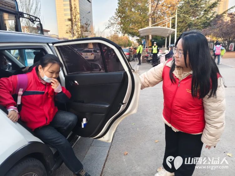 2025年11月阳泉义工“护学岗”服务组图协助交警护共同维护校园周边交通秩序守护着小学生的上学平安路 - 第49张