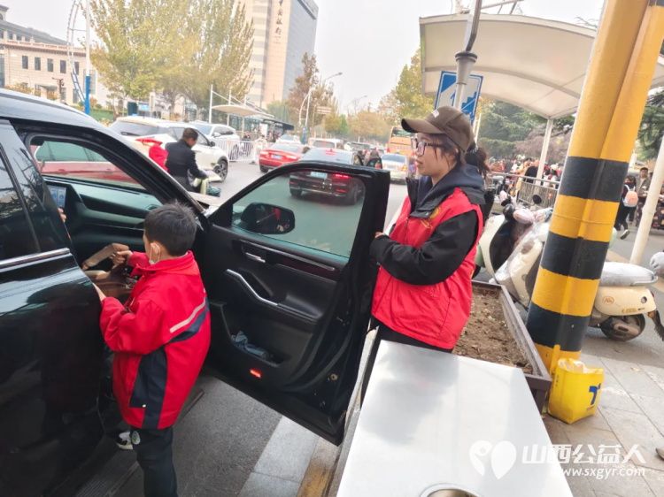 2025年11月阳泉义工“护学岗”服务组图协助交警护共同维护校园周边交通秩序守护着小学生的上学平安路 - 第48张
