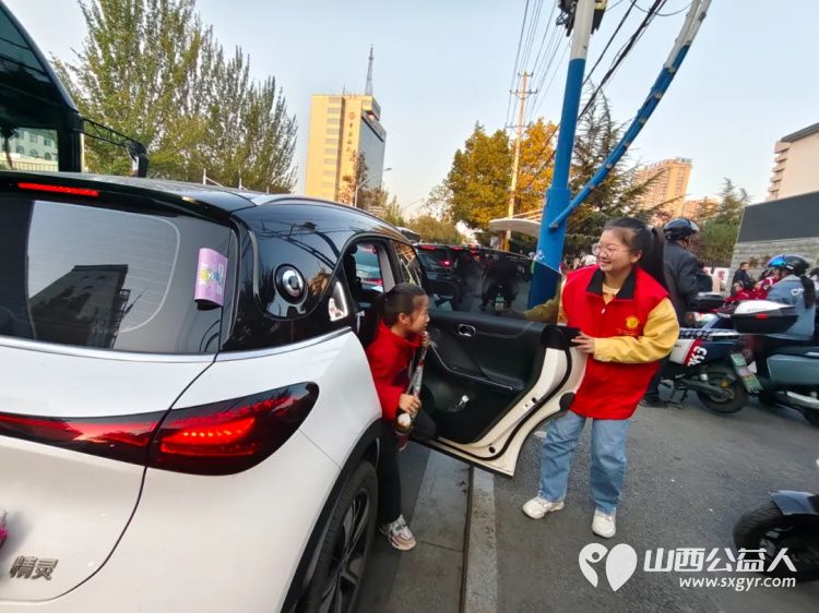 2025年11月阳泉义工“护学岗”服务组图协助交警护共同维护校园周边交通秩序守护着小学生的上学平安路 - 第45张
