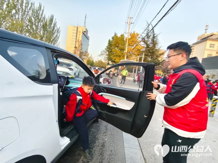 2025年11月阳泉义工“护学岗”服务组图协助交警护共同维护校园周边交通秩序守护着小学生的上学平安路 - 第41张