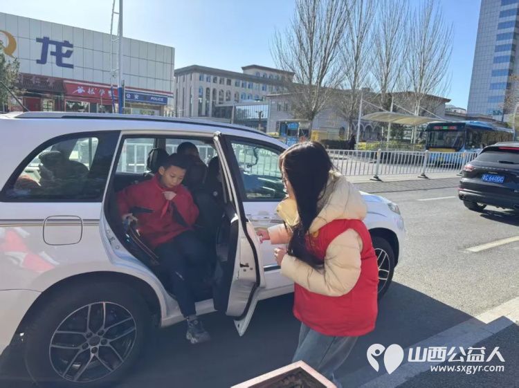 2025年11月阳泉义工“护学岗”服务组图协助交警护共同维护校园周边交通秩序守护着小学生的上学平安路 - 第40张