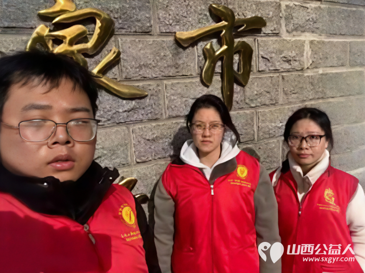 2025年11月阳泉义工“护学岗”服务组图协助交警护共同维护校园周边交通秩序守护着小学生的上学平安路 - 第24张