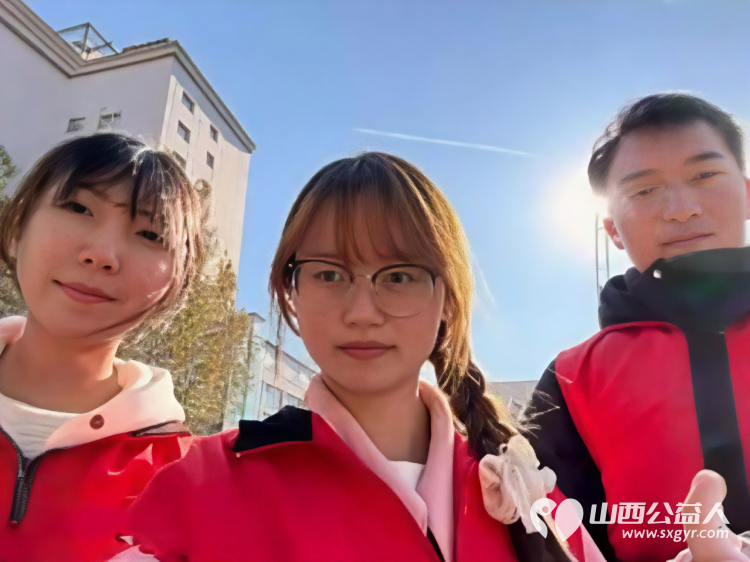 2025年11月阳泉义工“护学岗”服务组图协助交警护共同维护校园周边交通秩序守护着小学生的上学平安路 - 第20张